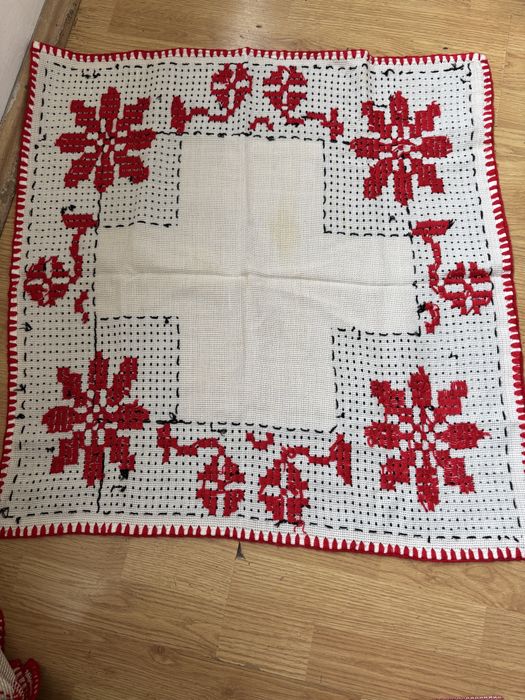 Fata de masa cusuta pe etamina