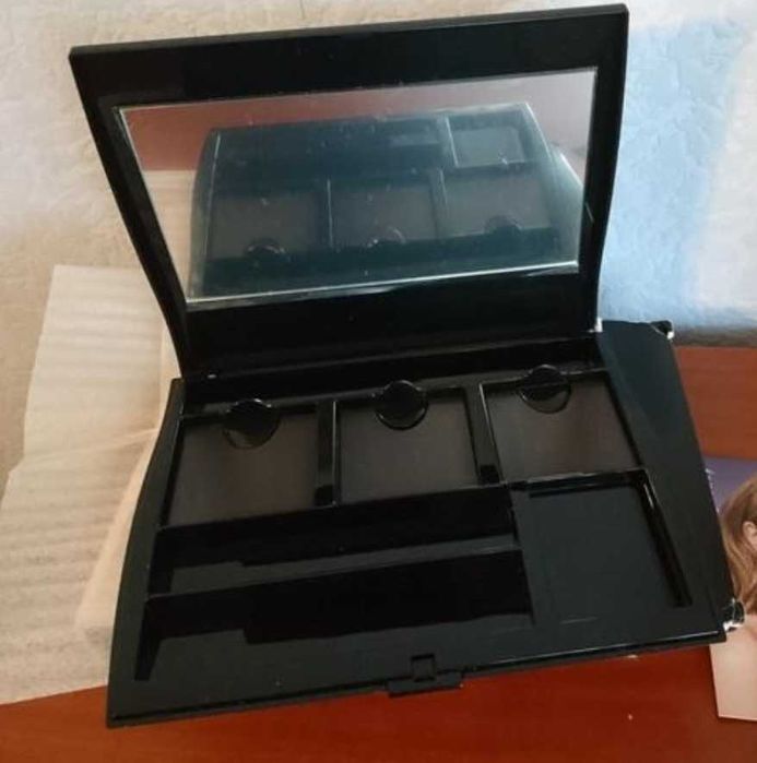 Продаю футляр для декоративной косметики