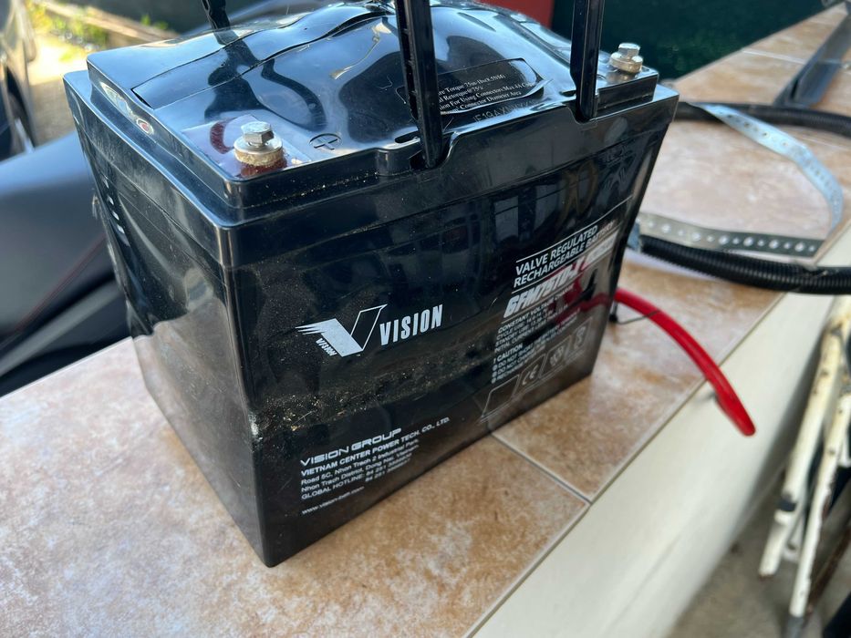 Продавам ИНВЕРТОР с кабели и акумулатор за кола/бус/каравана/кемпер!!