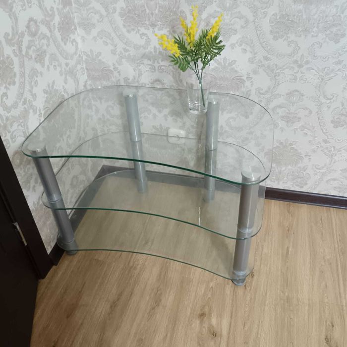 Продам два кресла , стеклянный столик