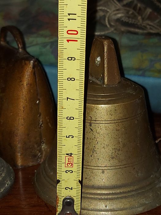 Два броя тигани и менче