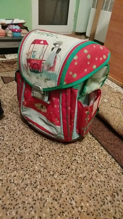 Продавам ученически раници и чантички