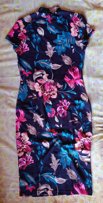 Рокля с флорални мотиви