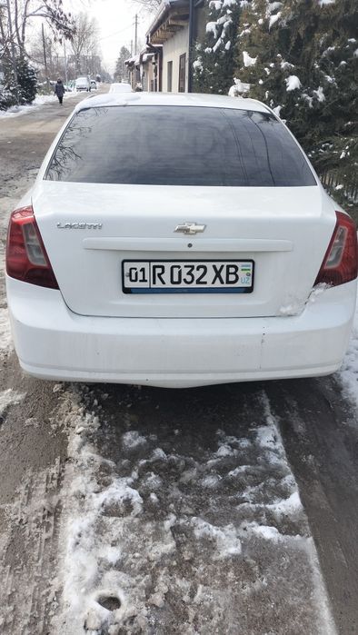 Lacetti srochna sotiladi