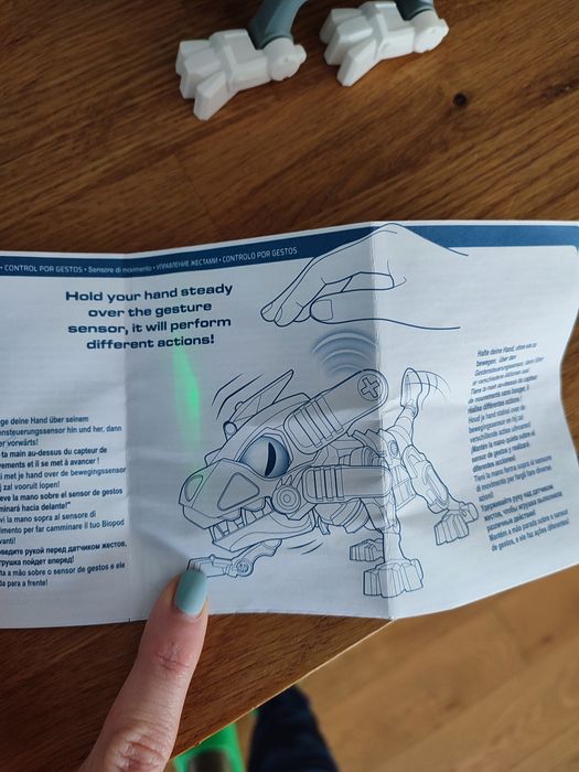 Dinozaur Biopod cu sunete si lumini - umbla