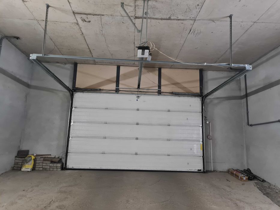 Секционна гаражна врата