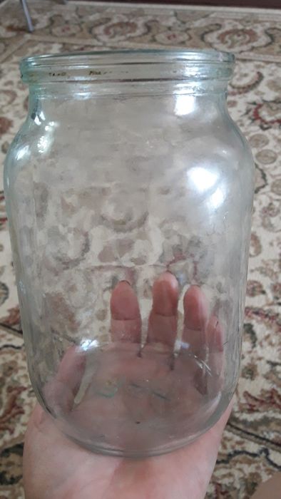 Стеклянные банки.