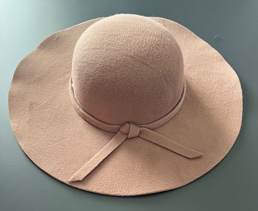 Зимна дамска шапка