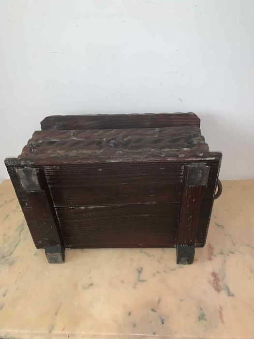 Mini cufar din lemn masiv sculptat manual
