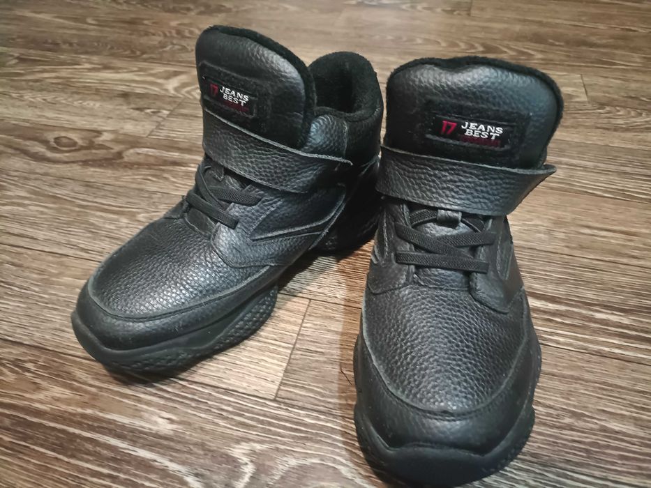 Продаю детские ботинки