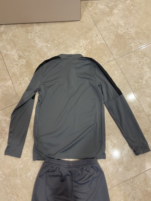 Сив спортен комплект на nike за деца. Размер 137-147