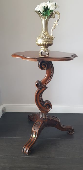 Măsuță veche Art Nouveau din lemn masiv sculptat