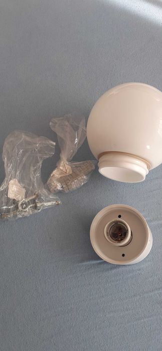 Стенна и лампа за баня