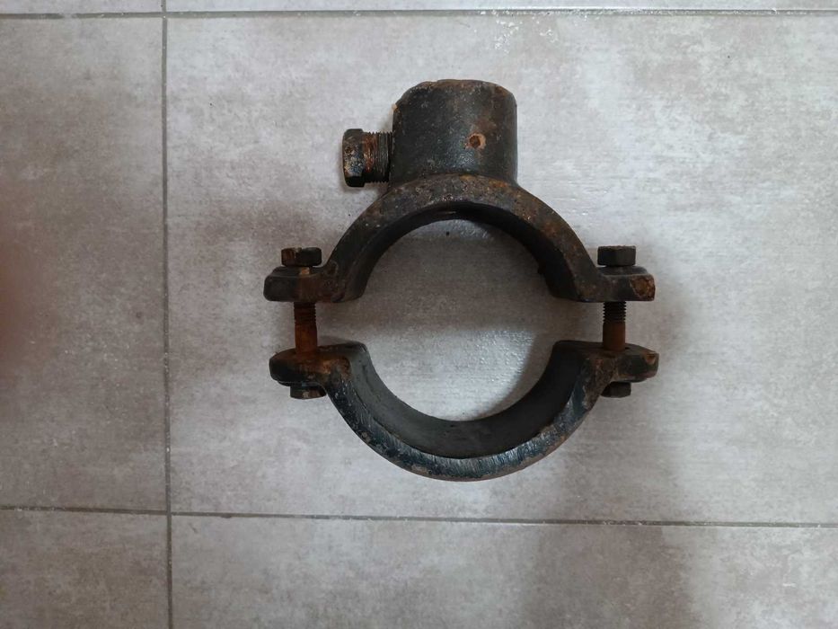 Чугунена водоземна скоба Ф100 / 1"