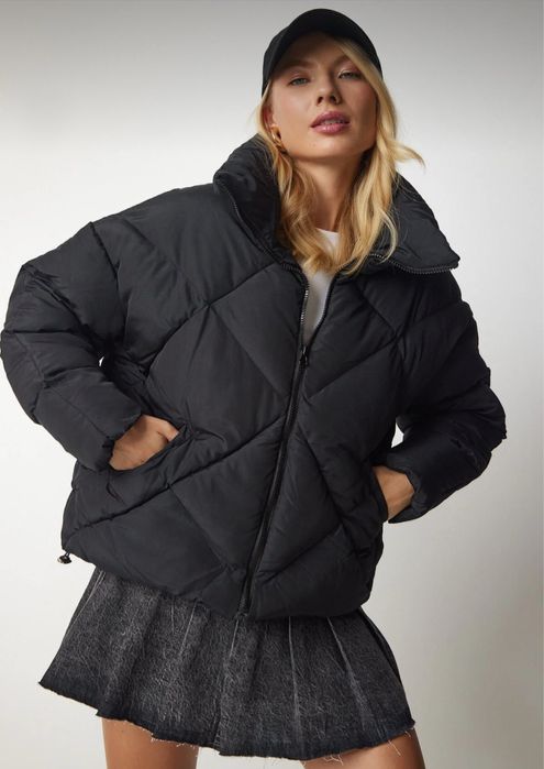 Дамско зимно черно капитонирано яке с висока яка