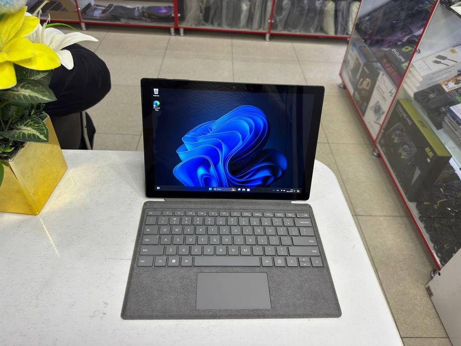 SURFACE core i7-1165G7 DDR4 16/256 SSD holati ideal