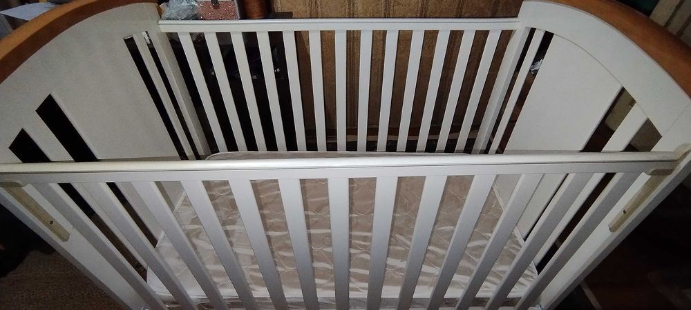 Детская кровать с матрасом. Д - 1,25м, Ш - 0,73м, В - 1,1м