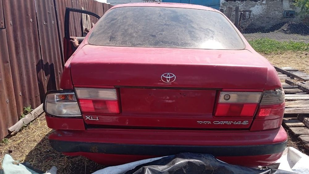 Тойота  карина  е  седан  на  разбор