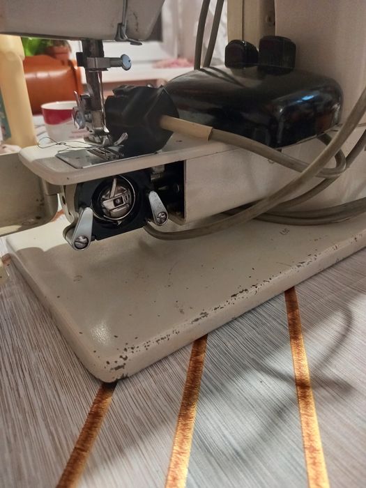 Mașină de cusut din metal