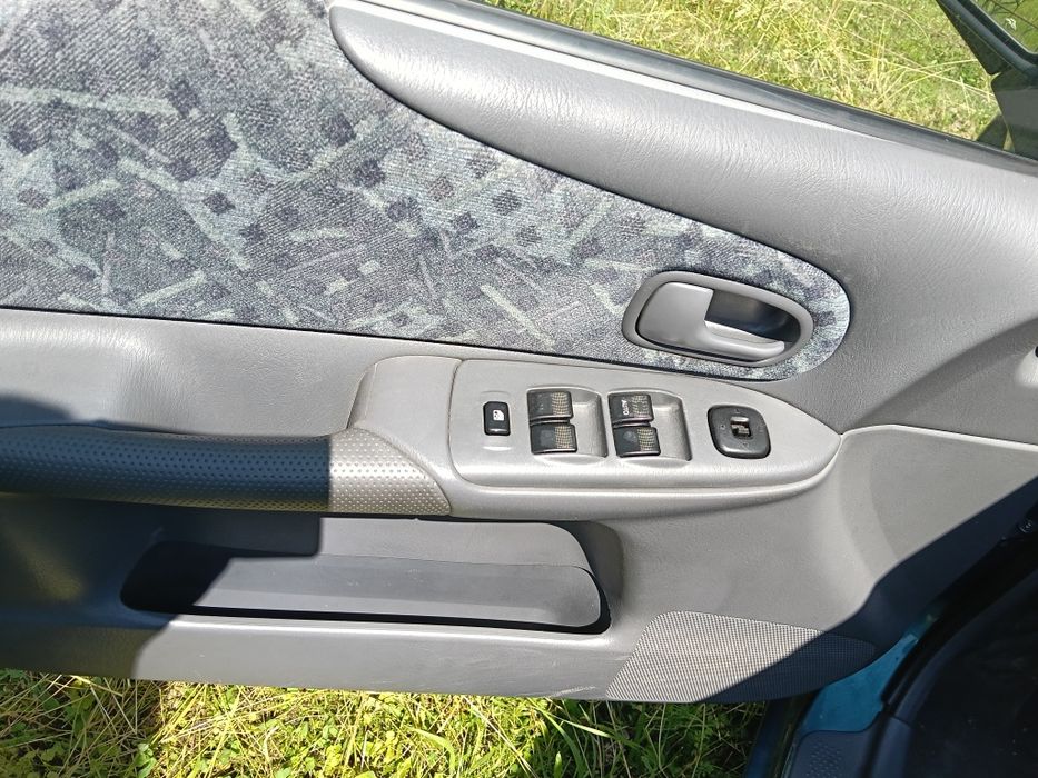 Vând Mazda 01 323F