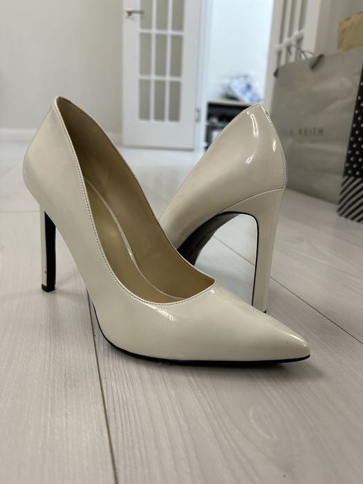 Белые лакированные туфли