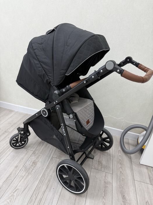 Продам почти новую коляску Tomix