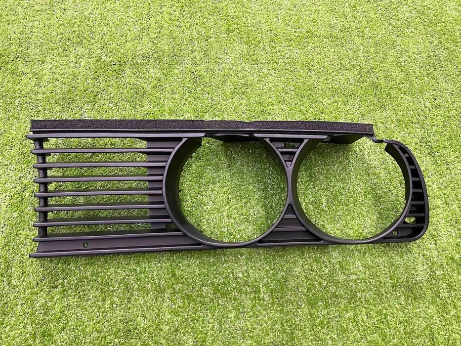 Решетка радиатора BMW E30 в сборе , новая. Ноздри.