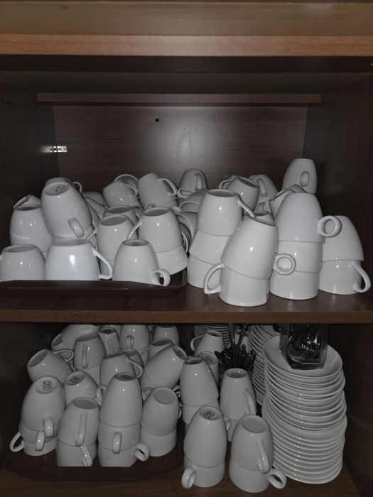 Cesti cafea cu farfurie