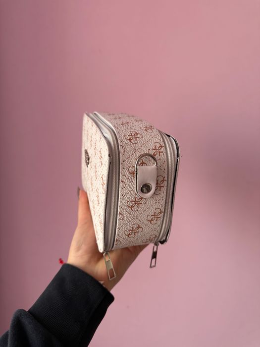 Дамска чанта на Guess