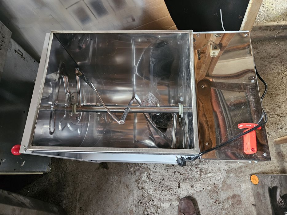 Тестомесачки Месобъркачки от два различни производители