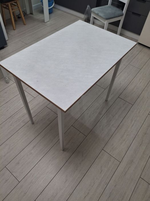 Белый кухонный стол