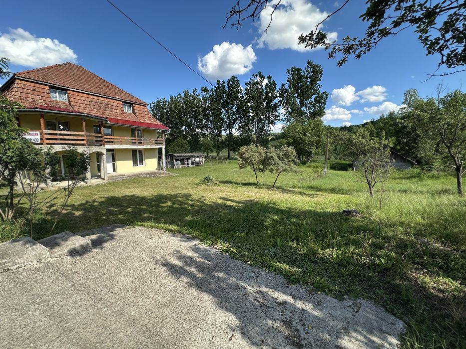 Casă de vânzare cu 64 arii teren