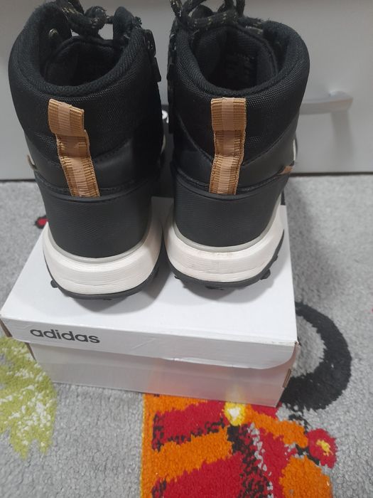 Маратонки и кецове момиче