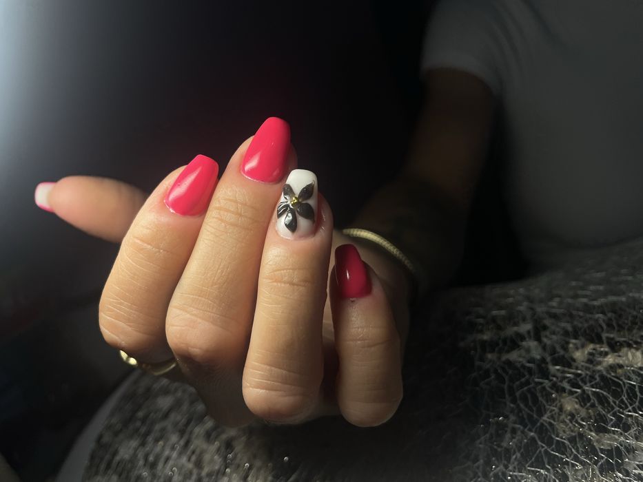 Realizez manichiura-pedichiura  gel și semi