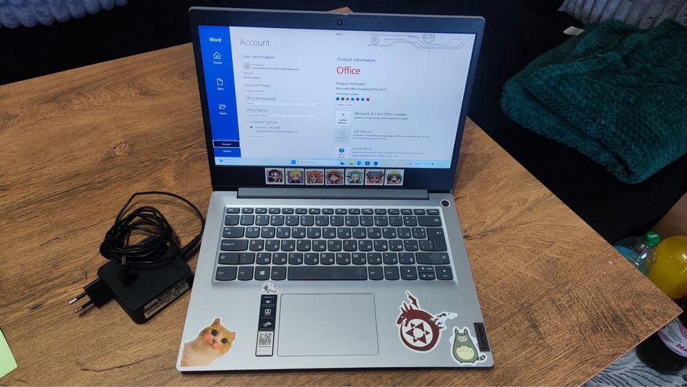 Лаптоп с Intel Core i3 (10th Gen) / Windows 11 Pro + Office