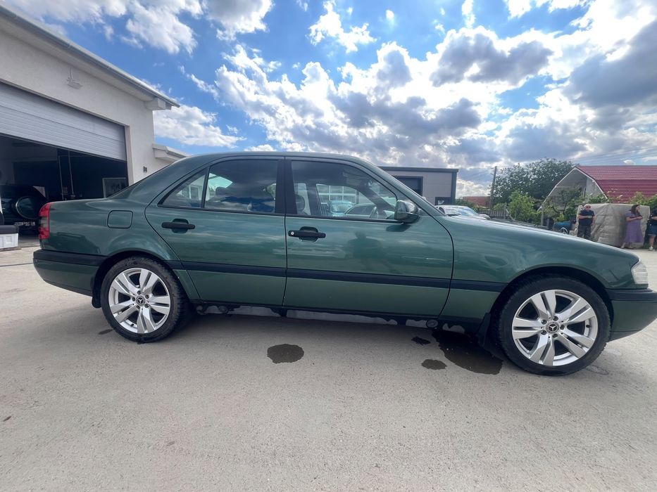 Vand mercedes c 200 din 1992 stare foarte bun.