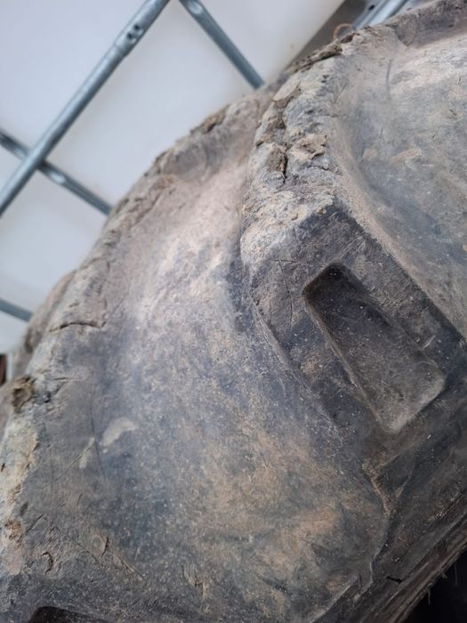 Vand 2 cauciucuri 18.4/26