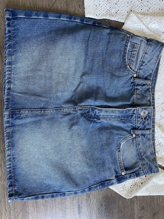 Бяла блуза и пола