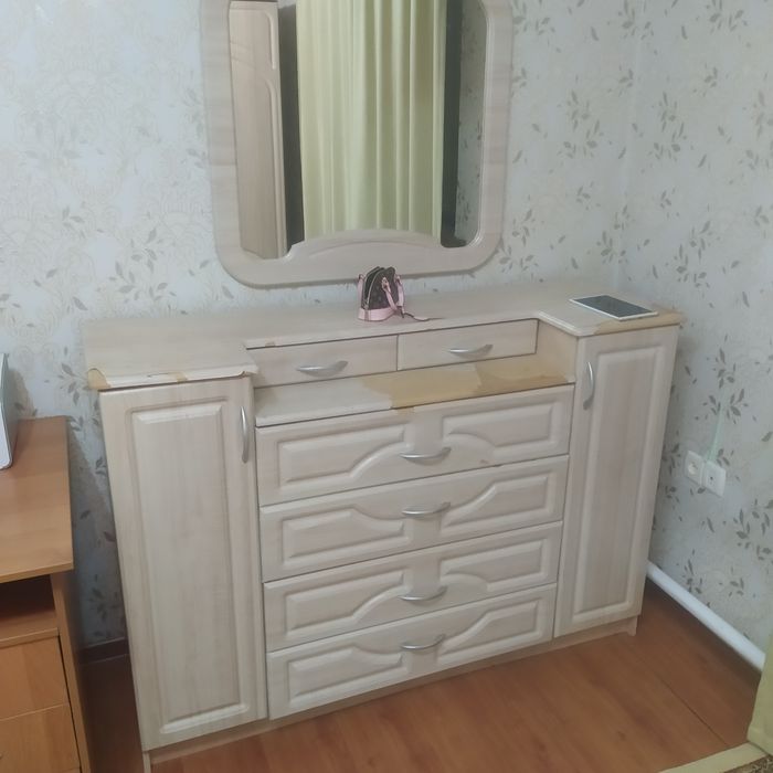 Продается шкаф трюмо и 2 тумбочки