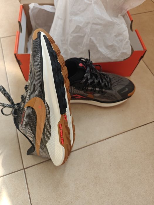 Nike НОВИ 38.5н маратонки