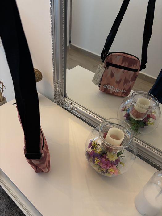 Vând gentută sport Adidas 22/16 cm Roz