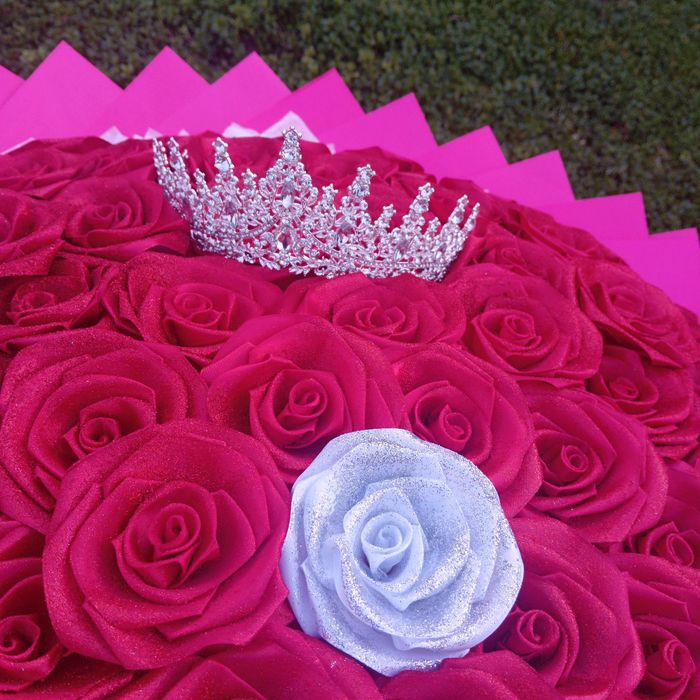 Buchet de 101 roșii cu ambalaj roz