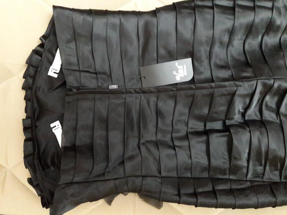 Новое вечернее платье.Размер 46.без брителей.средней длины.