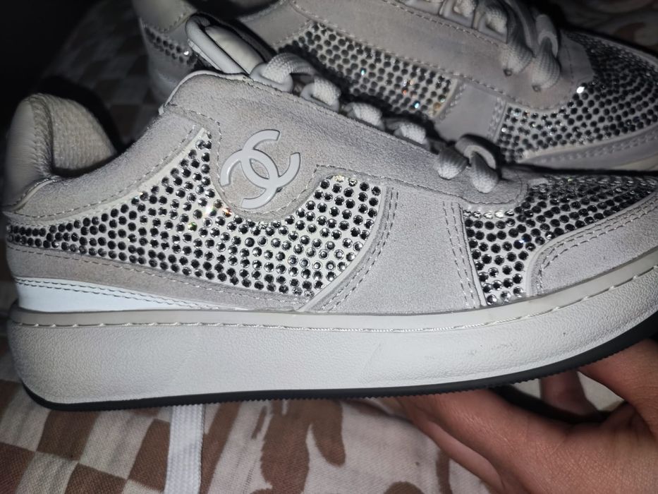 Кроссовки стильные