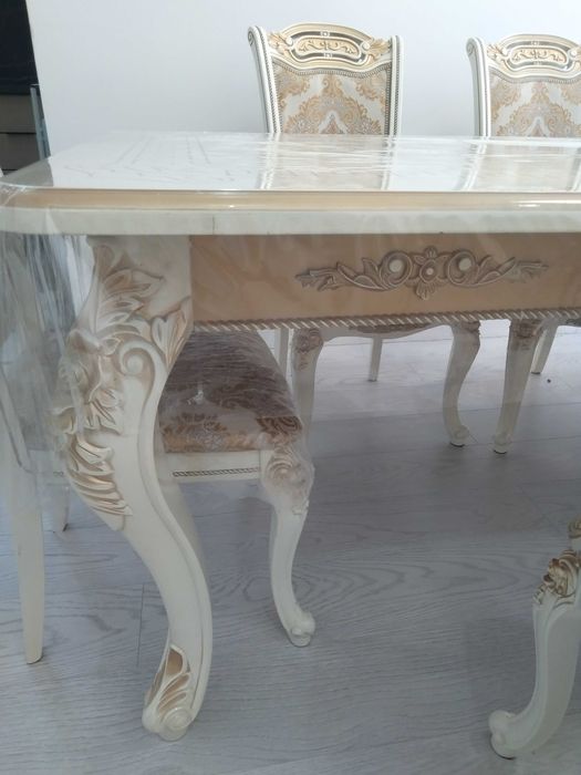 Стол без стульев