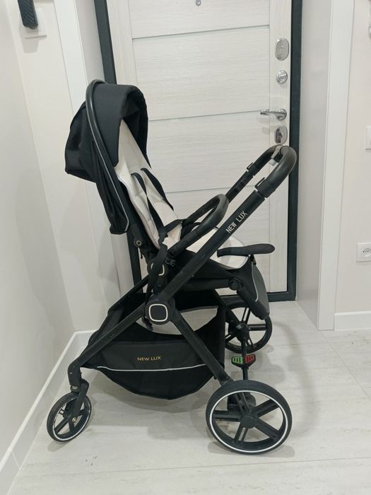 Продам детскую коляску +подарок детский столик