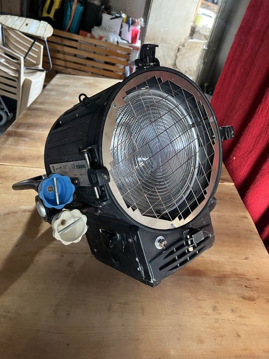 Прожектори и вани за студийно, сценично осветление