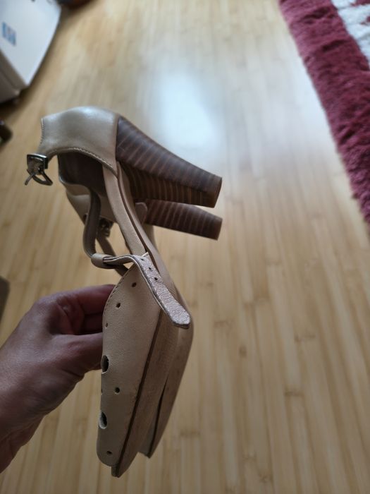 Vând sandale piele culoare,crem,mărimea 37.