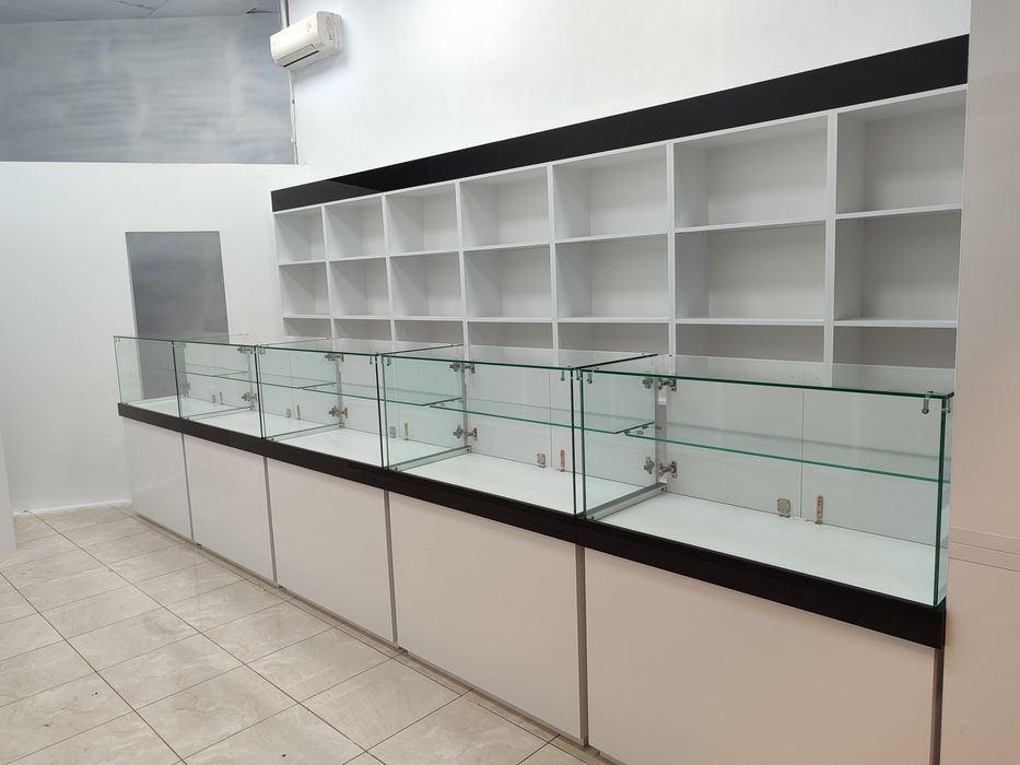Vitrine expoziționale pentru magazine muzee, bijuterii, parfumerii,GSM – producator