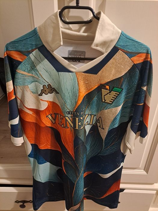 Vand tricouri de fotbal de la diferite echipe marimea L